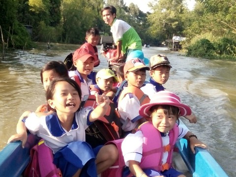 Những đứa trẻ Việt ở Campuchia vượt lũ đến trường - Ảnh 1. Những đứa trẻ Việt ở Campuchia vượt lũ đến trường - Ảnh 1.