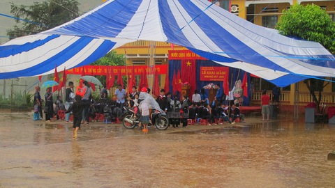 Học sinh vùng lũ khai giảng trong mưa - Ảnh 1. Học sinh vùng lũ khai giảng trong mưa - Ảnh 1.