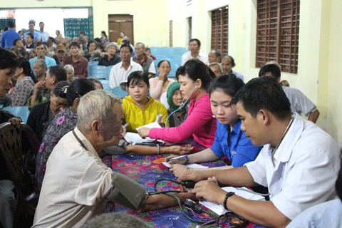 Thành đoàn cứu trợ tại vùng bão, lũ Phú Yên và Khánh Hòa - Ảnh 1. Thành đoàn cứu trợ tại vùng bão, lũ Phú Yên và Khánh Hòa - Ảnh 1.
