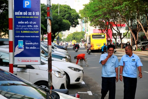 Thu phí đậu ô-tô qua điện thoại: Nhiều người còn bỡ ngỡ - Ảnh 5. Thu phí đậu ô-tô qua điện thoại: Nhiều người còn bỡ ngỡ - Ảnh 5.