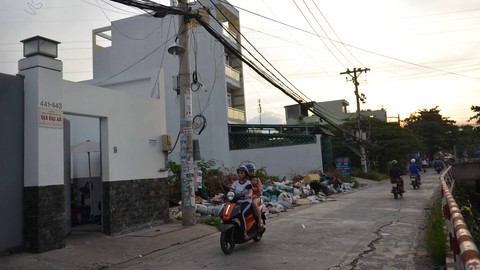 Loạn xạ số nhà trên đường Chiến Lược - Ảnh 1. Loạn xạ số nhà trên đường Chiến Lược - Ảnh 1.