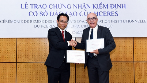 4 trường ĐH đầu tiên nhận chứng nhận kiểm định quốc tế - Ảnh 2. 4 trường ĐH đầu tiên nhận chứng nhận kiểm định quốc tế - Ảnh 2.