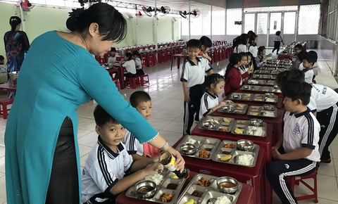 Kiểm tra doanh nghiệp cung cấp suất ăn dọa đánh hiệu trưởng - Ảnh 1. Kiểm tra doanh nghiệp cung cấp suất ăn dọa đánh hiệu trưởng - Ảnh 1.