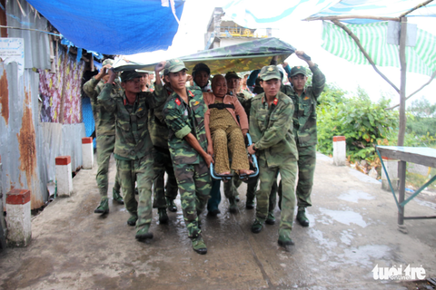 Bộ đội dầm mưa đưa cụ già liều chết ở nhà đi sơ tán - Ảnh 1. Bộ đội dầm mưa đưa cụ già liều chết ở nhà đi sơ tán - Ảnh 1.