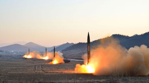 Dân Hàn đụng độ mạnh với cảnh sát, không muốn triển khai THAAD - Ảnh 3. Dân Hàn đụng độ mạnh với cảnh sát, không muốn triển khai THAAD - Ảnh 3.