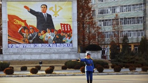 Ông Trump ký lệnh trừng phạt, ông Kim đi ngắm xe hơi - Ảnh 3. Ông Trump ký lệnh trừng phạt, ông Kim đi ngắm xe hơi - Ảnh 3.