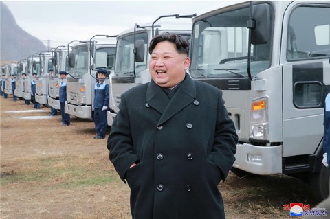 Ông Trump ký lệnh trừng phạt, ông Kim đi ngắm xe hơi - Ảnh 1. Ông Trump ký lệnh trừng phạt, ông Kim đi ngắm xe hơi - Ảnh 1.