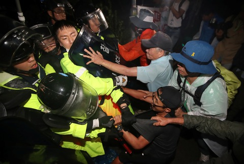 Dân Hàn đụng độ mạnh với cảnh sát, không muốn triển khai THAAD - Ảnh 1. Dân Hàn đụng độ mạnh với cảnh sát, không muốn triển khai THAAD - Ảnh 1.