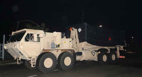 Dân Hàn đụng độ mạnh với cảnh sát, không muốn triển khai THAAD - Ảnh 2. Dân Hàn đụng độ mạnh với cảnh sát, không muốn triển khai THAAD - Ảnh 2.