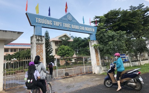 Phụ huynh than phí cao, trường bảo cứ đi nơi khác - Ảnh 1. Phụ huynh than phí cao, trường bảo cứ đi nơi khác - Ảnh 1.