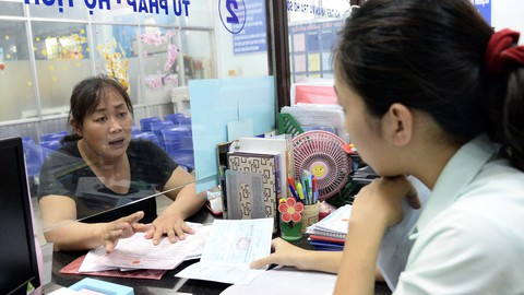 Hộ khẩu cũng hành người nước ngoài! - Ảnh 1. Hộ khẩu cũng hành người nước ngoài! - Ảnh 1.