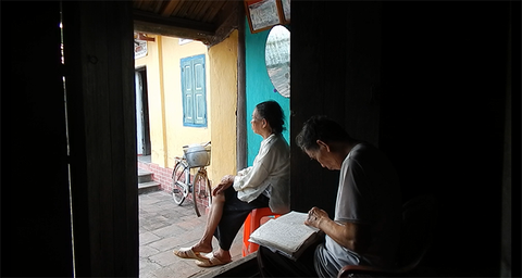 Em không còn cần tìm định nghĩa về tình yêu nữa - Ảnh 4. Em không còn cần tìm định nghĩa về tình yêu nữa - Ảnh 4.