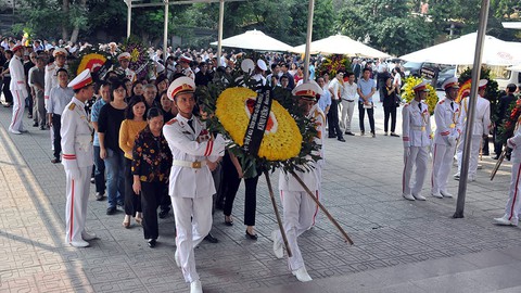 Hai Phó thủ tướng tiễn đưa người phụ nữ hiến hơn 5.000 lượng vàng - Ảnh 1. Hai Phó thủ tướng tiễn đưa người phụ nữ hiến hơn 5.000 lượng vàng - Ảnh 1.