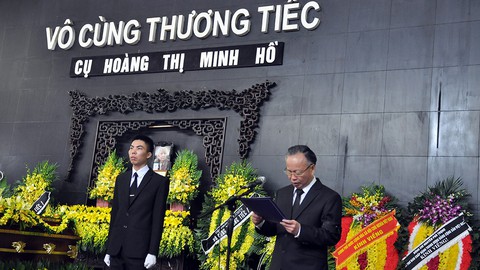 Hai Phó thủ tướng tiễn đưa người phụ nữ hiến hơn 5.000 lượng vàng - Ảnh 5. Hai Phó thủ tướng tiễn đưa người phụ nữ hiến hơn 5.000 lượng vàng - Ảnh 5.