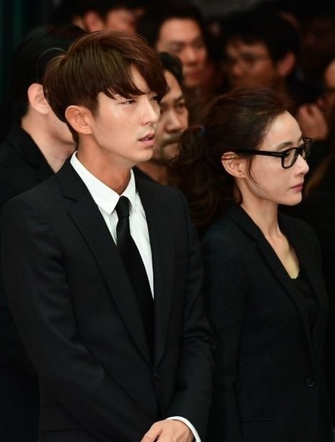 Song Joong Ki hoãn tuần trăng mật đến viếng Kim Joo Hyuk - Ảnh 13. Song Joong Ki hoãn tuần trăng mật đến viếng Kim Joo Hyuk - Ảnh 13.