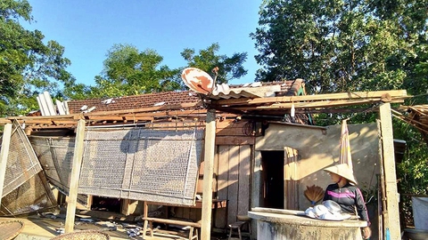 Lốc xoáy trong đêm, 134 nhà bị tốc mái - Ảnh 2. Lốc xoáy trong đêm, 134 nhà bị tốc mái - Ảnh 2.