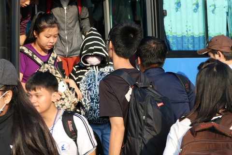 Sinh viên lo lắng vì móc túi hoành hành trên xe buýt - Ảnh 1.