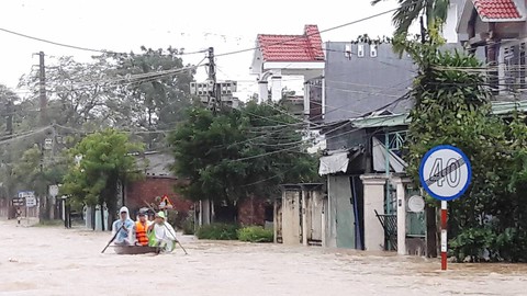 Thủy điện tăng xả trong đêm, Quảng Nam ngập chìm trong lũ - Ảnh 1. Thủy điện tăng xả trong đêm, Quảng Nam ngập chìm trong lũ - Ảnh 1.