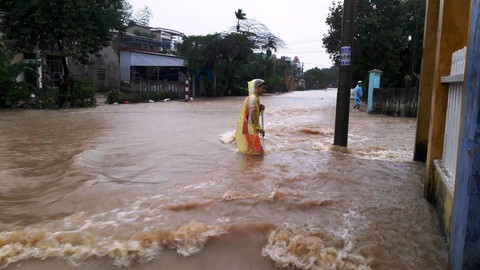 Thủy điện tăng xả trong đêm, Quảng Nam ngập chìm trong lũ - Ảnh 3. Thủy điện tăng xả trong đêm, Quảng Nam ngập chìm trong lũ - Ảnh 3.