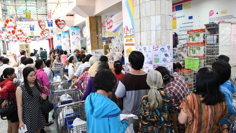 Khách hàng rầm rộ mua sắm siêu giảm giá kiểu Black Friday của Co.opmart - Ảnh 4. Khách hàng rầm rộ mua sắm siêu giảm giá kiểu Black Friday của Co.opmart - Ảnh 4.