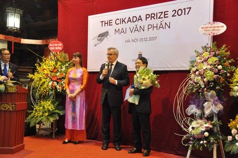 Nhà thơ Mai Văn Phấn nhận giải thưởng Cikada Thụy Điển 2017 - Ảnh 1. Nhà thơ Mai Văn Phấn nhận giải thưởng Cikada Thụy Điển 2017 - Ảnh 1.