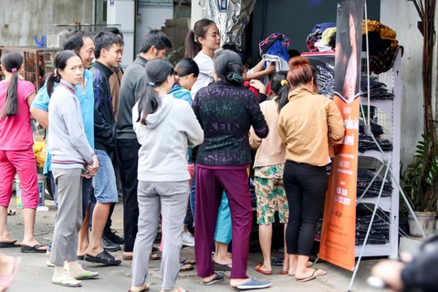 Mâu Thủy mở sạp áo ấm miễn phí tặng người nghèo - Ảnh 2. Mâu Thủy mở sạp áo ấm miễn phí tặng người nghèo - Ảnh 2.