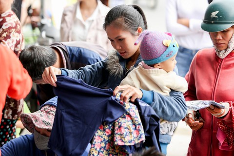 Mâu Thủy mở sạp áo ấm miễn phí tặng người nghèo - Ảnh 5. Mâu Thủy mở sạp áo ấm miễn phí tặng người nghèo - Ảnh 5.