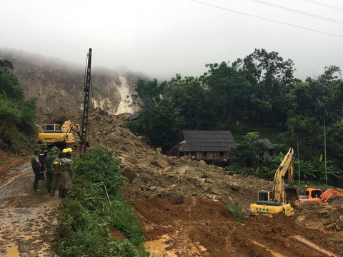 Tìm được 9 thi thể trong số 18 người bị vùi lấp tại Hòa Bình - Ảnh 8. Tìm được 9 thi thể trong số 18 người bị vùi lấp tại Hòa Bình - Ảnh 8.
