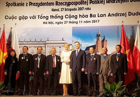Tổng thống Ba Lan trao Huân chương công trạng cho dịch giả Việt - Ảnh 1. Tổng thống Ba Lan trao Huân chương công trạng cho dịch giả Việt - Ảnh 1.