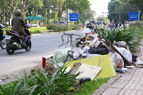 Rác đầy cửa ngõ sân bay Tân Sơn Nhất - Ảnh 3. Rác đầy cửa ngõ sân bay Tân Sơn Nhất - Ảnh 3.