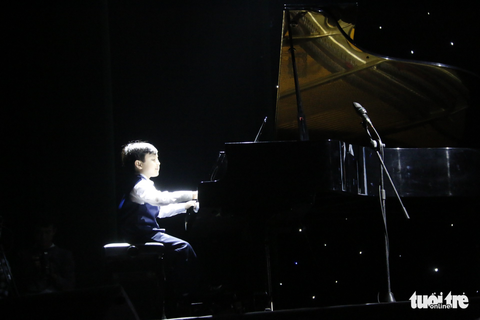 Người Huế đội mưa lạnh xem thần đồng piano Evan Le biểu diễn - Ảnh 1. Người Huế đội mưa lạnh xem thần đồng piano Evan Le biểu diễn - Ảnh 1.