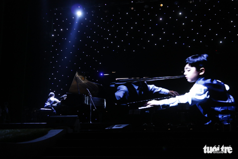 Người Huế đội mưa lạnh xem thần đồng piano Evan Le biểu diễn - Ảnh 2. Người Huế đội mưa lạnh xem thần đồng piano Evan Le biểu diễn - Ảnh 2.