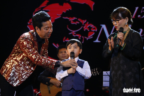 Người Huế đội mưa lạnh xem thần đồng piano Evan Le biểu diễn - Ảnh 3. Người Huế đội mưa lạnh xem thần đồng piano Evan Le biểu diễn - Ảnh 3.