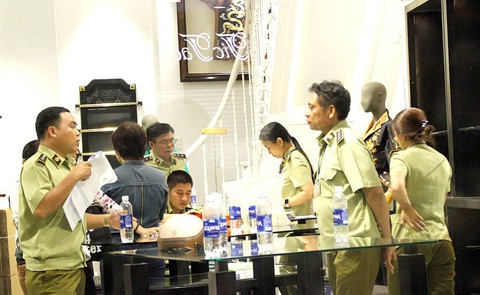 Hàng Trung Quốc đội lốt hàng Việt: còn đáng lo hơn lụa Khaisilk - Ảnh 1. Hàng Trung Quốc đội lốt hàng Việt: còn đáng lo hơn lụa Khaisilk - Ảnh 1.