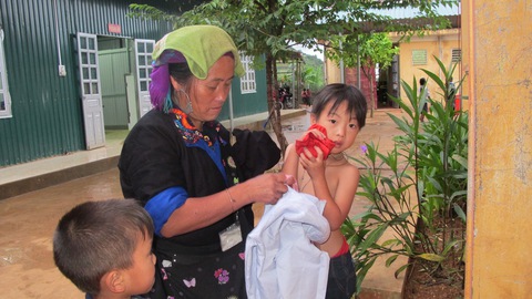 Học sinh vùng lũ khai giảng trong mưa - Ảnh 4. Học sinh vùng lũ khai giảng trong mưa - Ảnh 4.