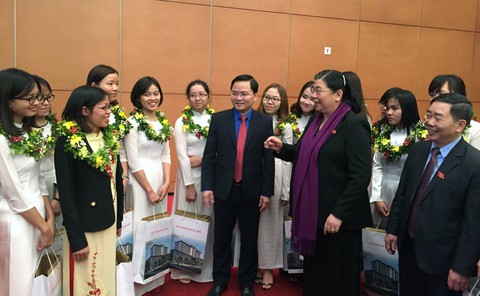 Phó chủ tịch Quốc hội tôn vinh gương mặt Quả Cầu Vàng - Ảnh 2. Phó chủ tịch Quốc hội tôn vinh gương mặt Quả Cầu Vàng - Ảnh 2.