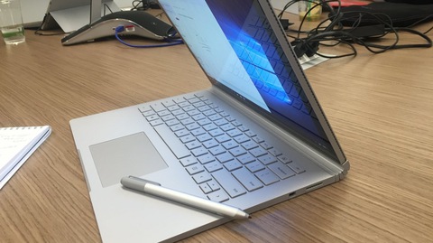 Phụ huynh chịu mua máy chiếu, cô giáo than không có laptop? - Ảnh 1. Phụ huynh chịu mua máy chiếu, cô giáo than không có laptop? - Ảnh 1.