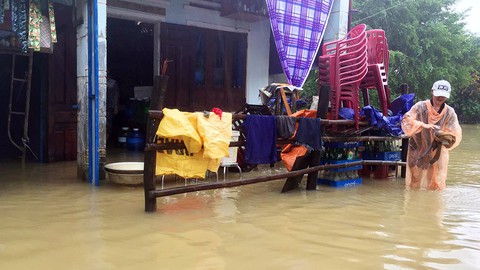 Còn 16.000 ngôi nhà ở rốn lũ Đại Lộc ngập, 2 người chết - Ảnh 2. Còn 16.000 ngôi nhà ở rốn lũ Đại Lộc ngập, 2 người chết - Ảnh 2.