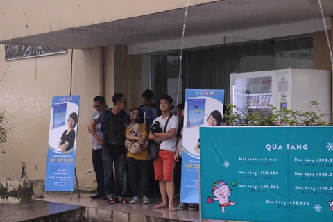 Mưa lớn bất ngờ, người mua sách nháo nhào tìm chỗ trú - Ảnh 1. Mưa lớn bất ngờ, người mua sách nháo nhào tìm chỗ trú - Ảnh 1.