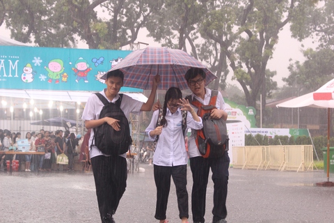 Mưa lớn bất ngờ, người mua sách nháo nhào tìm chỗ trú - Ảnh 3. Mưa lớn bất ngờ, người mua sách nháo nhào tìm chỗ trú - Ảnh 3.