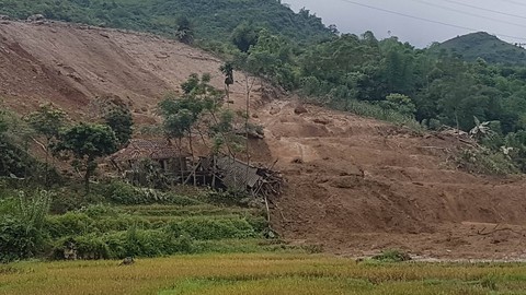 Tìm được 9 thi thể trong số 18 người bị vùi lấp tại Hòa Bình - Ảnh 5. Tìm được 9 thi thể trong số 18 người bị vùi lấp tại Hòa Bình - Ảnh 5.