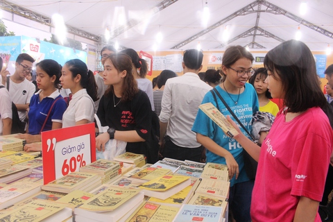 Mưa lớn bất ngờ, người mua sách nháo nhào tìm chỗ trú - Ảnh 5. Mưa lớn bất ngờ, người mua sách nháo nhào tìm chỗ trú - Ảnh 5.