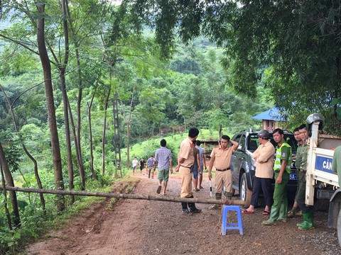 Tìm được 9 thi thể trong số 18 người bị vùi lấp tại Hòa Bình - Ảnh 11. Tìm được 9 thi thể trong số 18 người bị vùi lấp tại Hòa Bình - Ảnh 11.