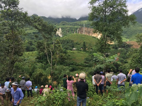 Tìm được 9 thi thể trong số 18 người bị vùi lấp tại Hòa Bình - Ảnh 12. Tìm được 9 thi thể trong số 18 người bị vùi lấp tại Hòa Bình - Ảnh 12.