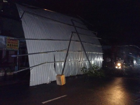 TP.HCM mưa to gió lớn, đường ngập nặng, nhà tốc mái - Ảnh 15. TP.HCM mưa to gió lớn, đường ngập nặng, nhà tốc mái - Ảnh 15.