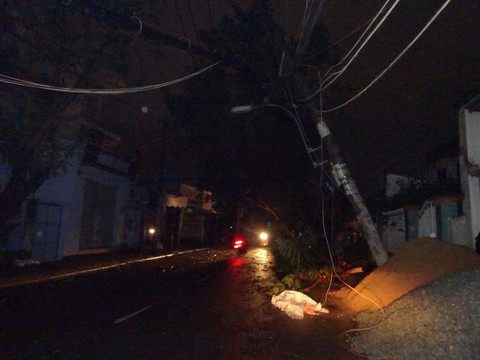 TP.HCM mưa to gió lớn, đường ngập nặng, nhà tốc mái - Ảnh 19. TP.HCM mưa to gió lớn, đường ngập nặng, nhà tốc mái - Ảnh 19.