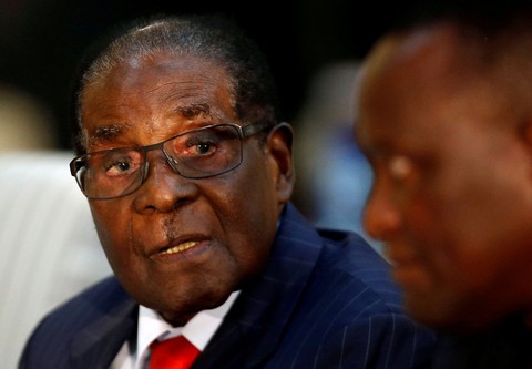 Tổng thống già muốn độc quyền, bị quân đội Zimbabwe quản thúc - Ảnh 4. Tổng thống già muốn độc quyền, bị quân đội Zimbabwe quản thúc - Ảnh 4.