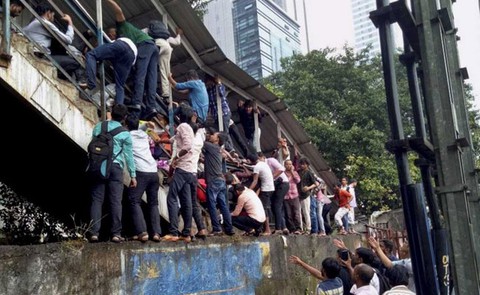 Thảm kịch Mumbai là bài học của phát triển đô thị thiếu quy hoạch - Ảnh 3. Thảm kịch Mumbai là bài học của phát triển đô thị thiếu quy hoạch - Ảnh 3.