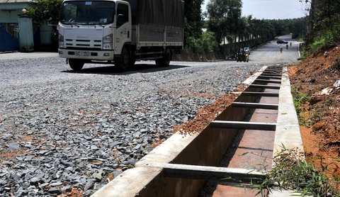 Vụ bé trai lọt cống mất tích: Mương không rào, hố ga không nắp đậy - Ảnh 2. Vụ bé trai lọt cống mất tích: Mương không rào, hố ga không nắp đậy - Ảnh 2.