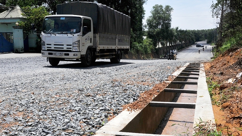Mương thoát nước nơi bé Trường gặp nạn thi công chui - Ảnh 1. Mương thoát nước nơi bé Trường gặp nạn thi công chui - Ảnh 1.